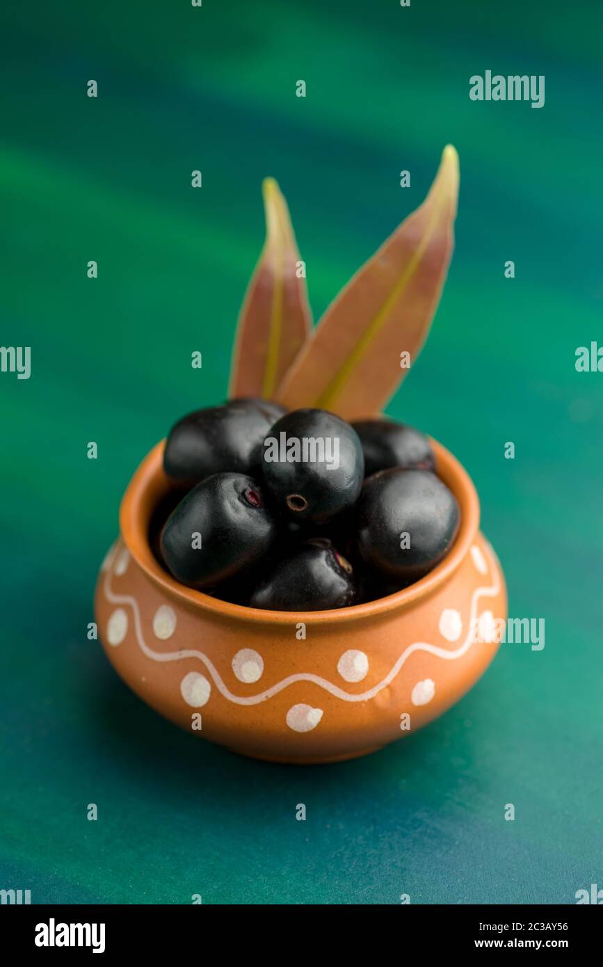 Jambolan Pflaume oder jambul oder Jamun Obst, Java Pflaume (Syzygium cumini) auf strukturierten Hintergrund. Stockfoto