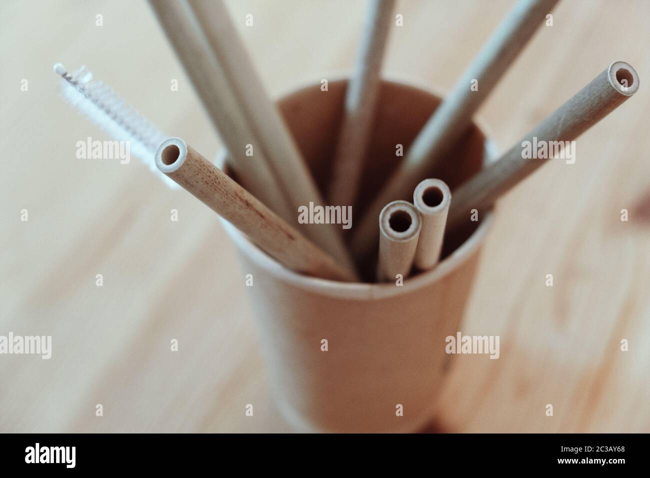 Ökologische Bambus Stroh für Trinkwasser sagen "Nein" zu Kunststoff Null Abfall Konzept Umweichen Recycling Bemühungen Layout Holzhintergrund Stockfoto