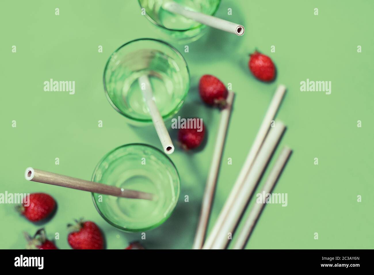 Ökologische Bambus Stroh für Trinkwasser sagen "Nein" zu Kunststoff Null Abfall Konzept Umgehung Recycling Bemühungen Layout grünen Hintergrund Stockfoto