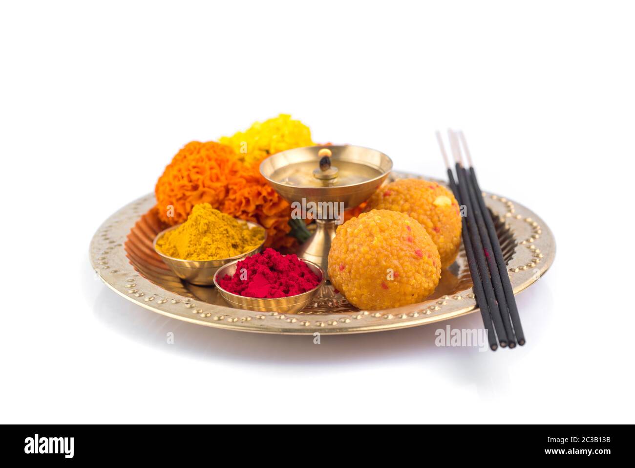 Wunderschön eingerichtete Pooja Thali für Fest Feier zur Anbetung, Haldi oder kurkuma Pulver und Kumkum, Blumen, duftende Sticks in Messingblech, Hi Stockfoto