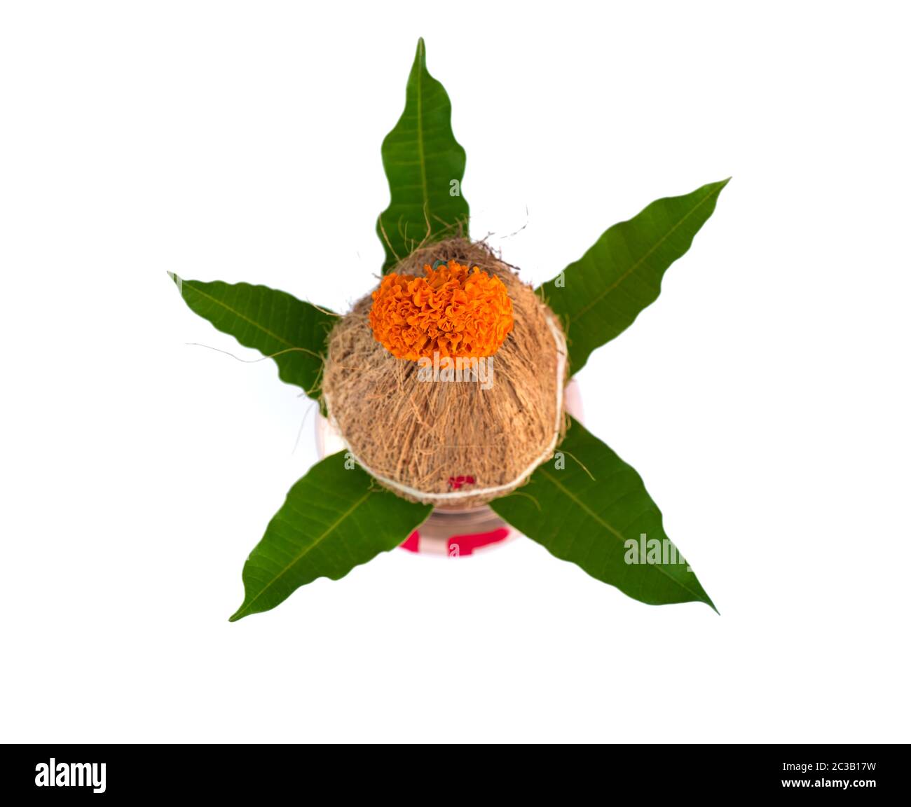 Kupfer Kalash mit Kokos und Mango leaf mit Blumenschmuck auf einem weißen Hintergrund. Wesentlich in der hinduistischen Puja. Stockfoto