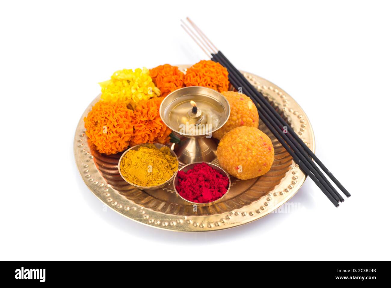 Wunderschön eingerichtete Pooja Thali für Fest Feier zur Anbetung, Haldi oder kurkuma Pulver und Kumkum, Blumen, duftende Sticks in Messingblech, Hi Stockfoto