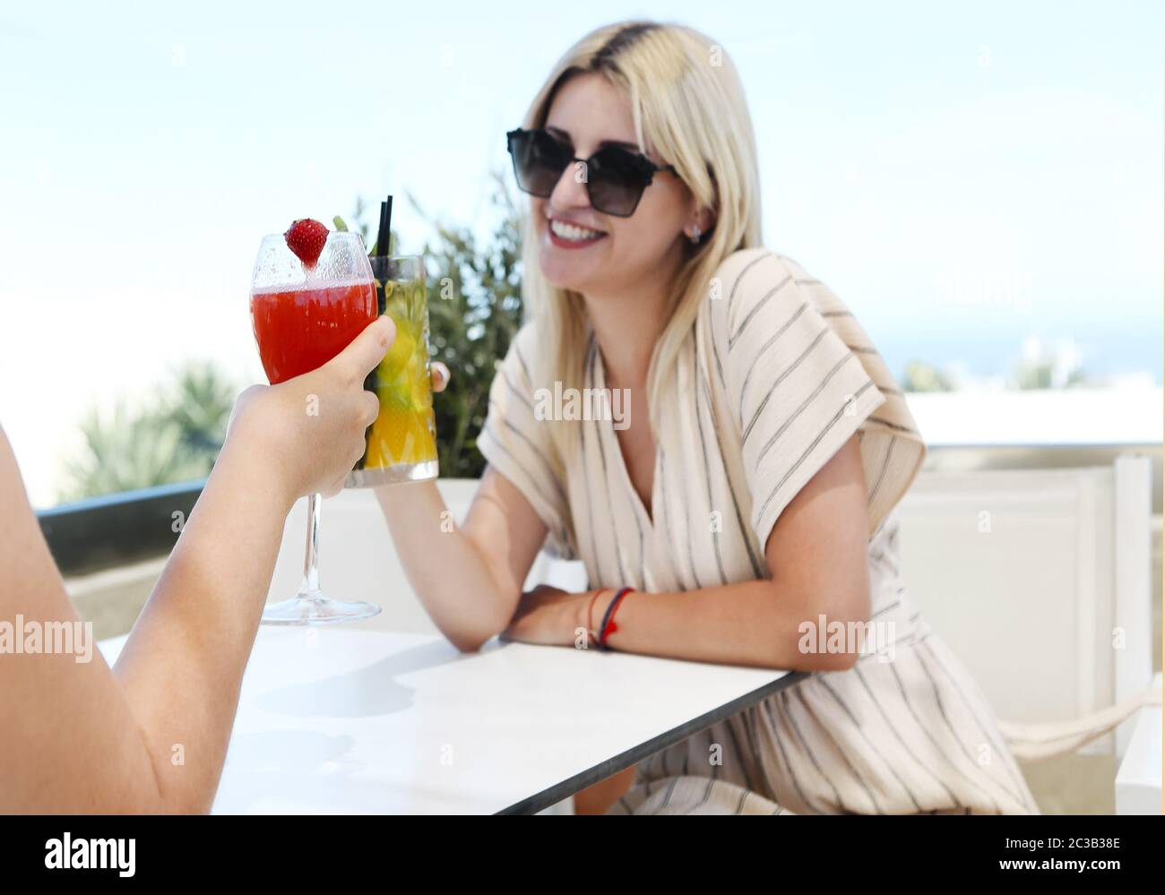 Glückliche Frauen mit Cocktails vorschlagen Toast Stockfoto