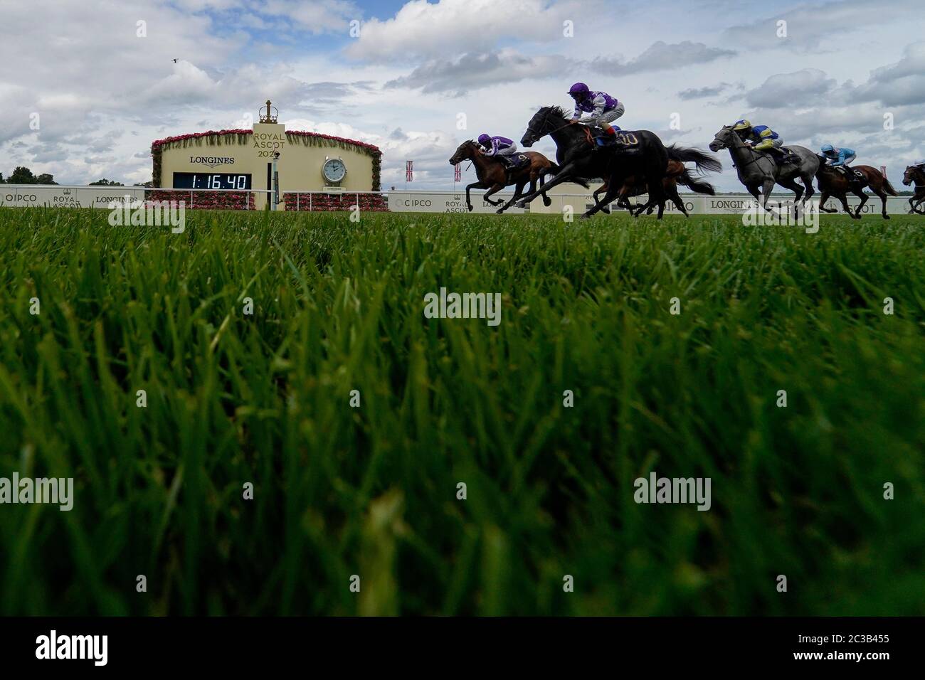 Eine allgemeine Ansicht, wie Läufer die Gewinnlinie überqueren, da der Gewinner (nicht gezeigt) leicht die Albany-Einsätze am vierten Tag von Royal Ascot auf der Ascot Racecourse gewinnt. Stockfoto