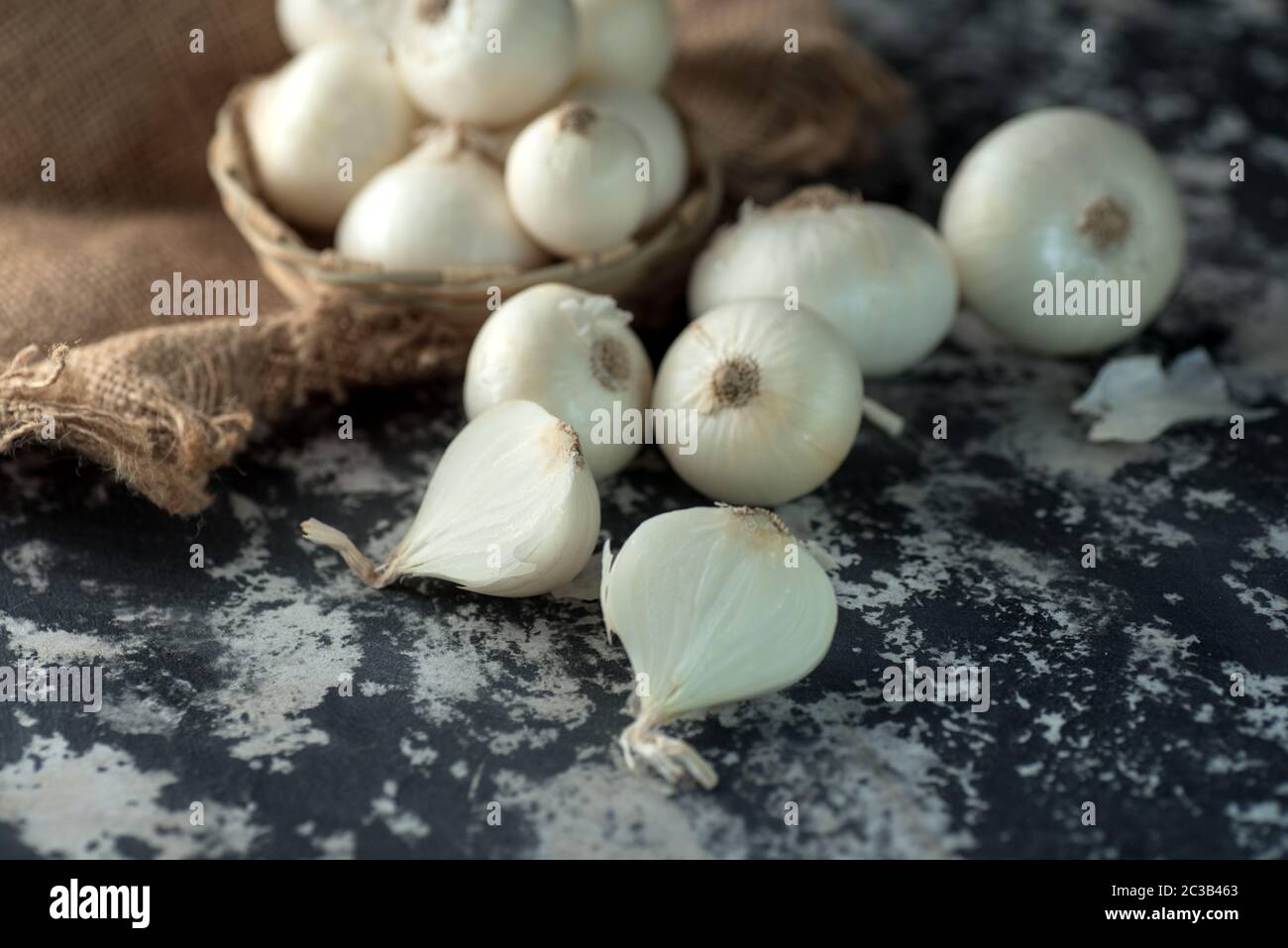 Zwiebeln auf strukturierten Hintergrund. Food Ingredients. Stockfoto