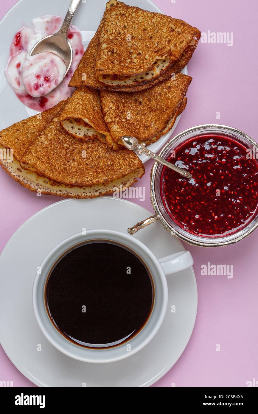 Traditionelle Pfannkuchen mit Himbeermarmelade. Frühstück. Stockfoto