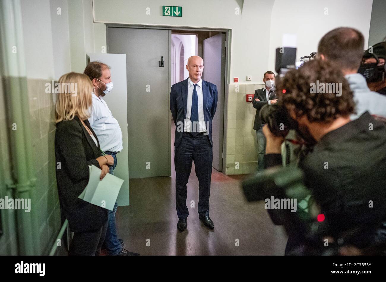 Berlin, Deutschland. Juni 2020. Joachim Steinhöfel, Rechtsanwalt der AfD, steht vor dem Hörsaal der 73. Zivilkammer des Landgerichts Berlin. In einer mündlichen Verhandlung diskutierten sie über einen Dringlichkeitsantrag für die Ausweisung des ehemaligen brandenburgischen AfD-Landesführers Kalbitz aus der Partei. Die AfD-Bundesgeschäftsführerin hatte die Mitgliedschaft Kalbitz mit Mehrheitsbeschwert für null und nichtig erklärt. Quelle: Michael Kappeler/dpa/Alamy Live News Stockfoto