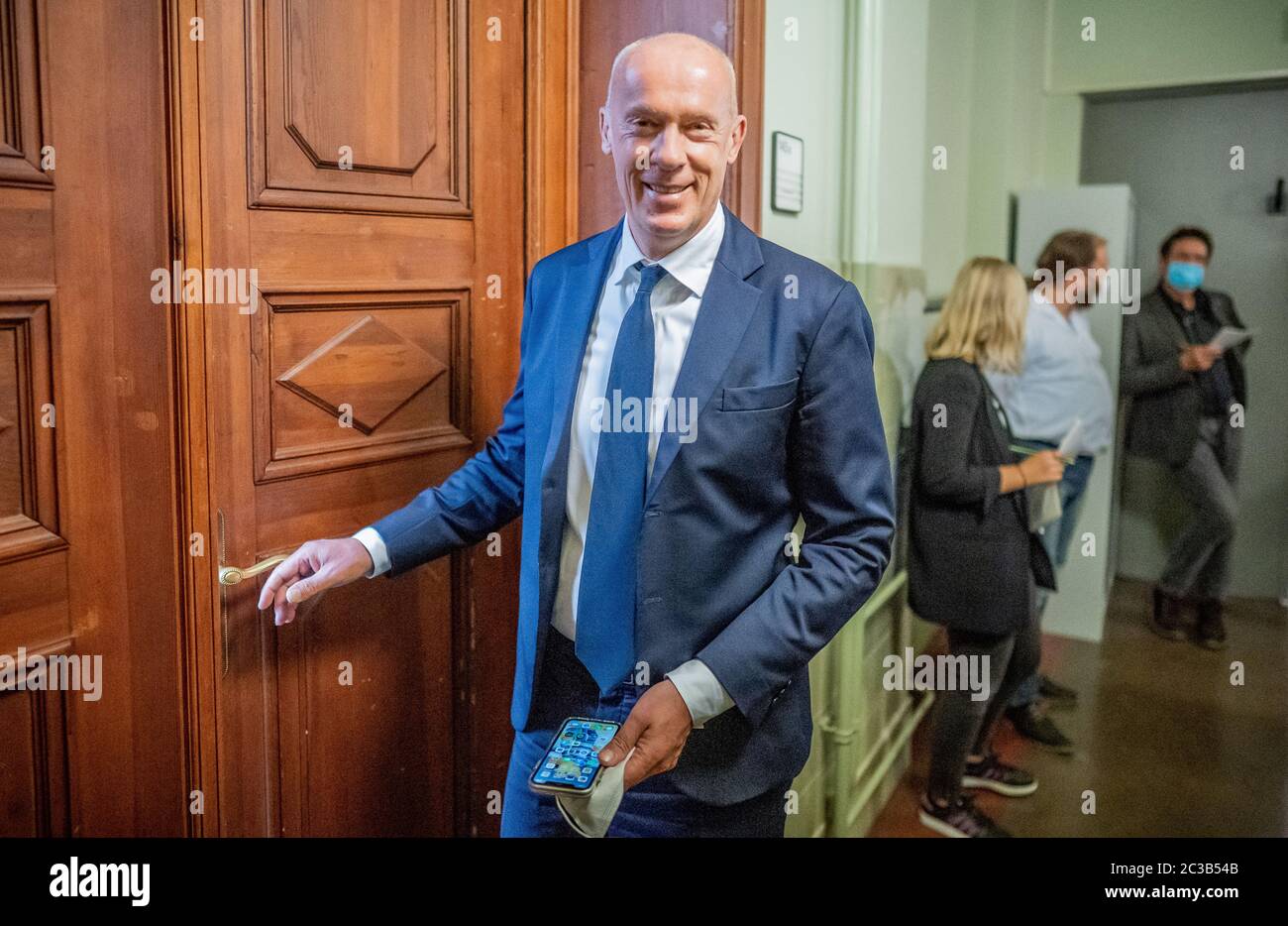 Berlin, Deutschland. Juni 2020. Joachim Steinhöfel, Rechtsanwalt der AfD, betritt den Hörsaal der 73. Zivilkammer des Landgerichts Berlin. In einer mündlichen Verhandlung diskutierten sie über einen Dringlichkeitsantrag für die Ausweisung des ehemaligen brandenburgischen AfD-Landesführers Kalbitz aus der Partei. Die AfD-Bundesgeschäftsführerin hatte die Mitgliedschaft Kalbitz mit Mehrheitsbeschwert für null und nichtig erklärt. Quelle: Michael Kappeler/dpa/Alamy Live News Stockfoto