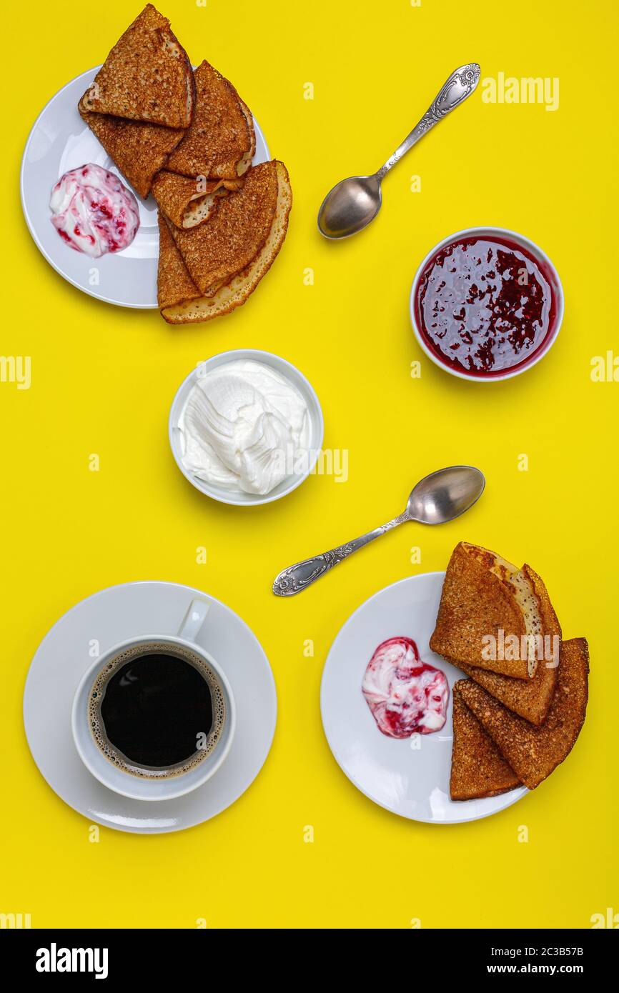 Pfannkuchen zum Frühstück. Russische Küche. Stockfoto
