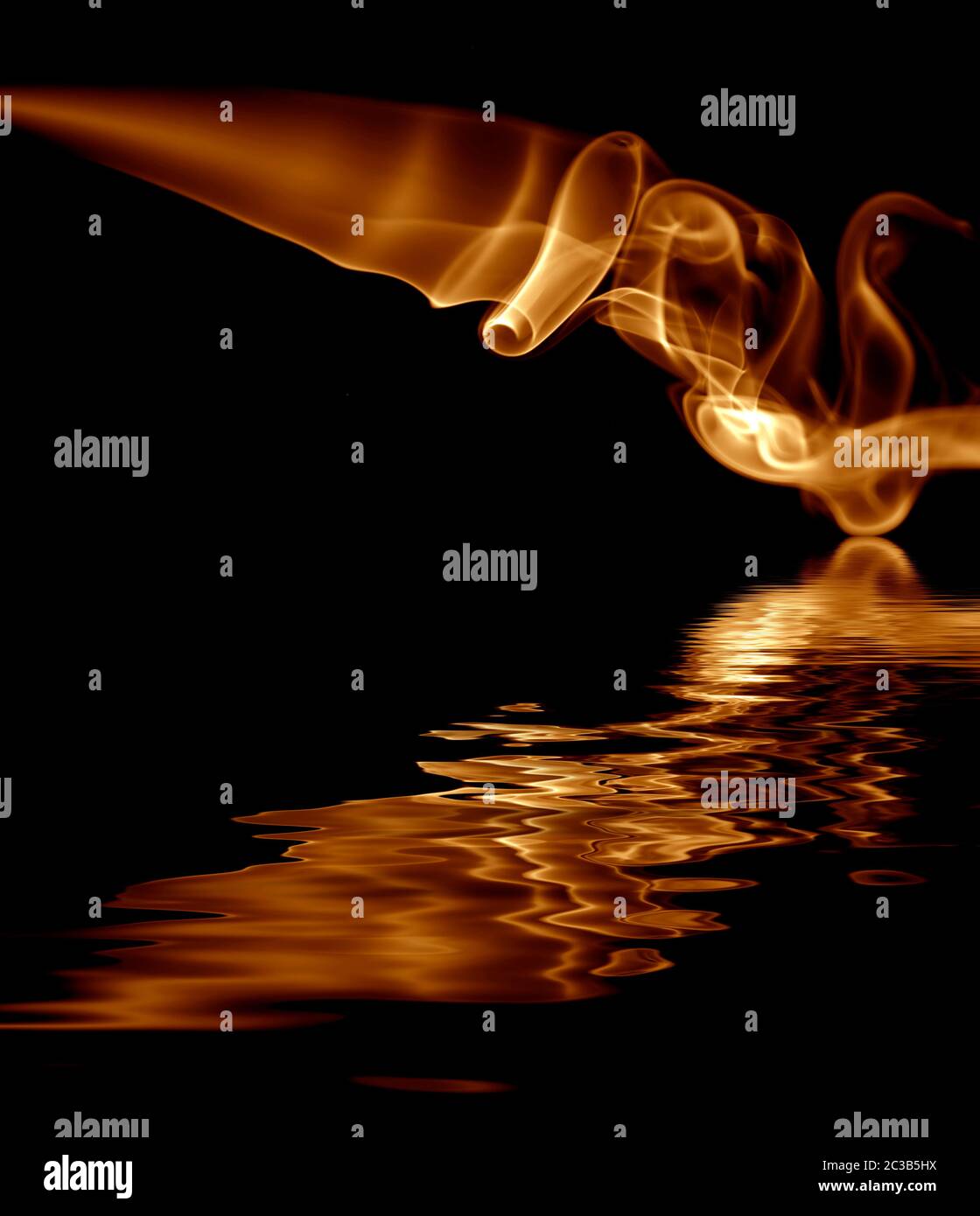 Orange abstrakter Rauch in einem schwarzen Hintergrund Stockfoto