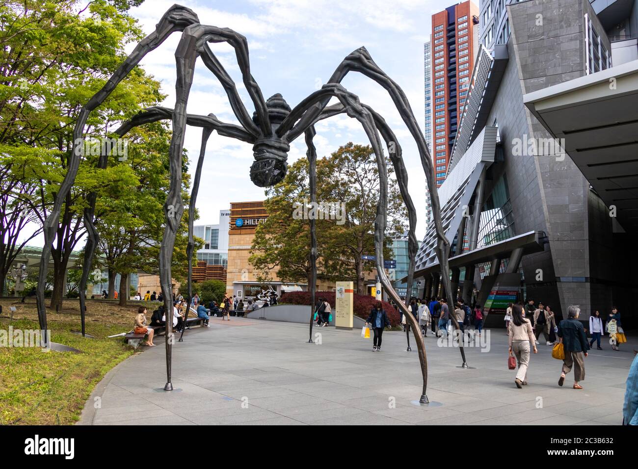 Tokio - Japan - 28. April 2019: Touristische um Maman spider Spaziergang, dass bei Mori Art Museum, Roppongi, Tokyo, Japan Stockfoto