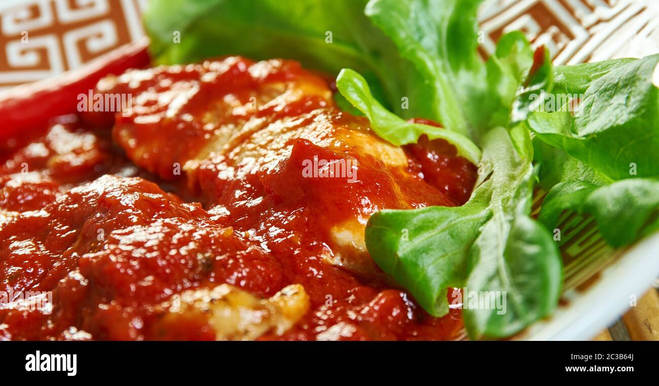 Gegrilltes Huhn und Tomate – Rote Chilisalsa Stockfoto