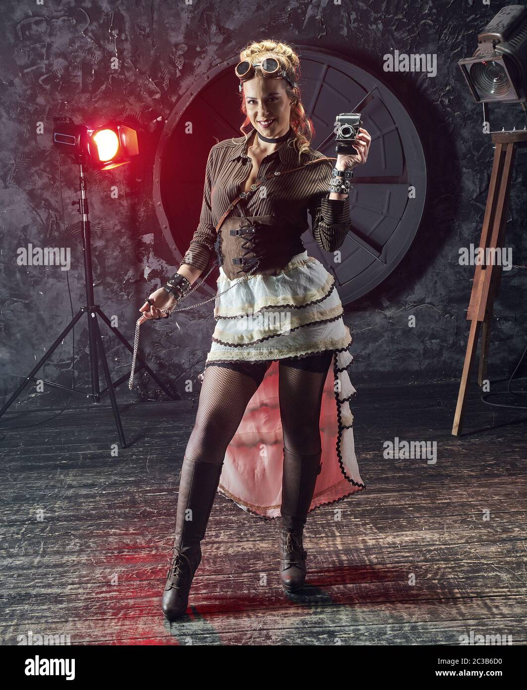 Schöne Steampunk Mädchen in Brille mit alten Kamera Stockfoto Schöne Steampunk Mädchen in Brille mit alten Kamera Stockfoto