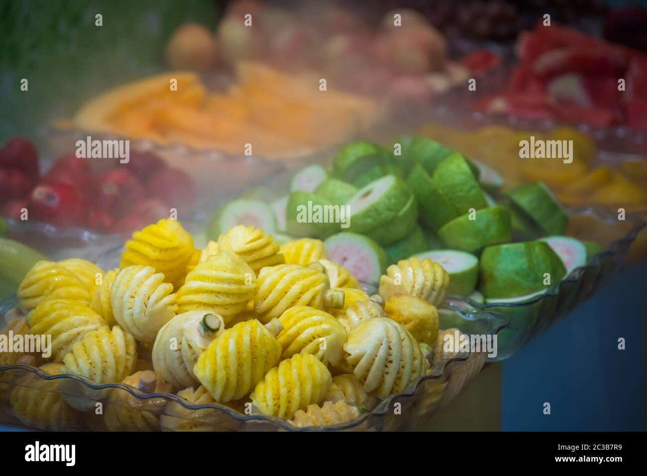 Frisch geschnittenes, köstliches saftiges Obst zum Verkauf auf dem Markt in China Stockfoto