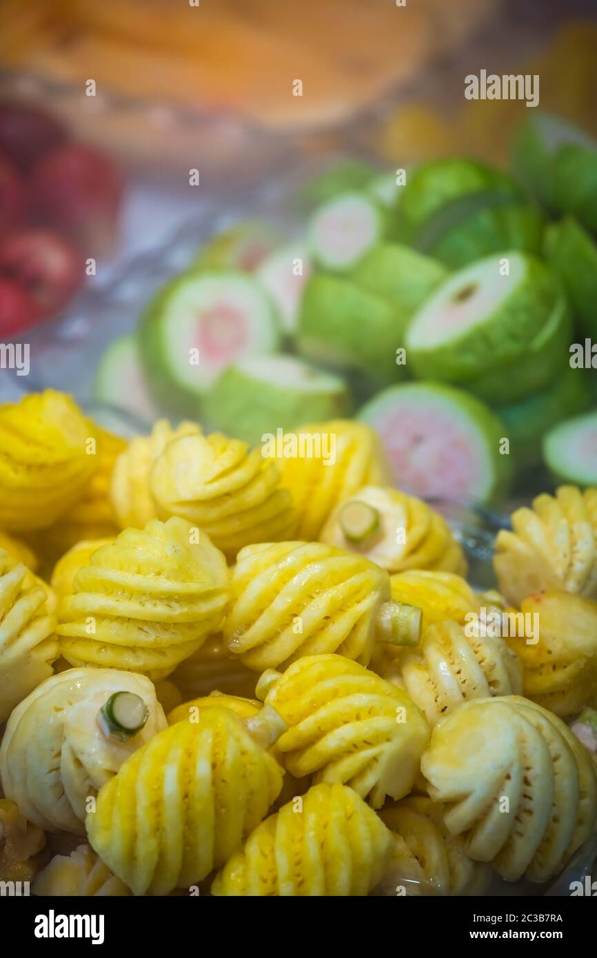 Frisch geschnittenes, köstliches saftiges Obst zum Verkauf auf dem Markt in China Stockfoto