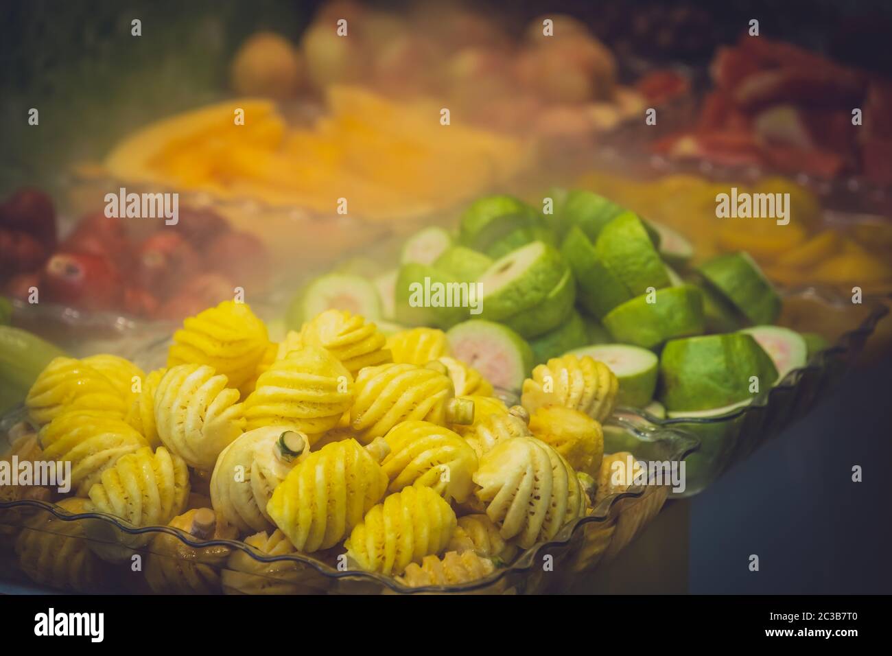 Frisch geschnittenes, köstliches saftiges Obst zum Verkauf auf dem Markt in China Stockfoto