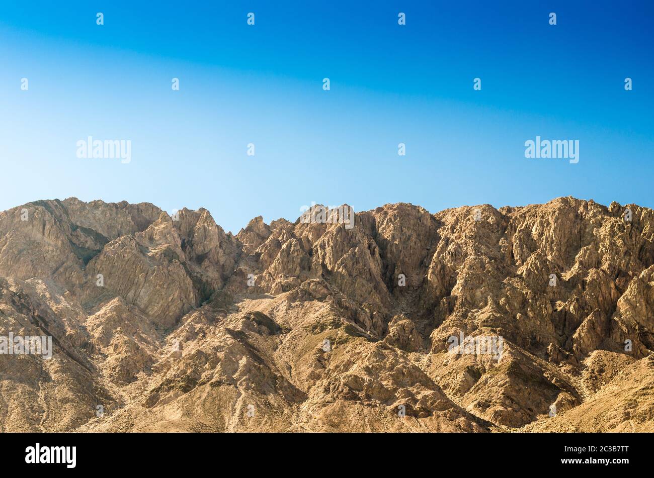 Hohe felsige Berge vor einem klaren blauen Himmel Stockfoto
