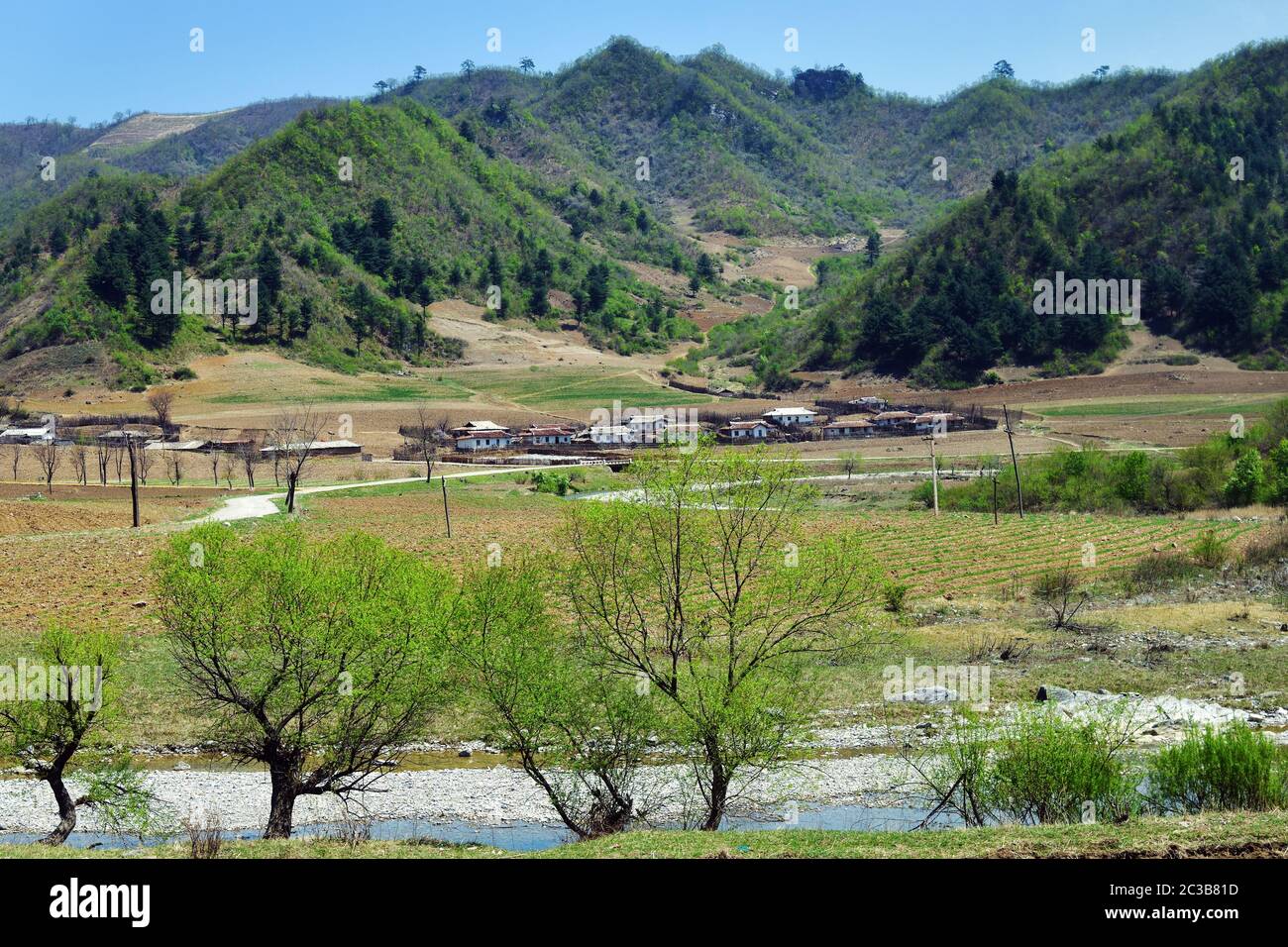 Landschaft auf dem Land, Nordkorea. Dorf und Berge im Hintergrund Stockfoto