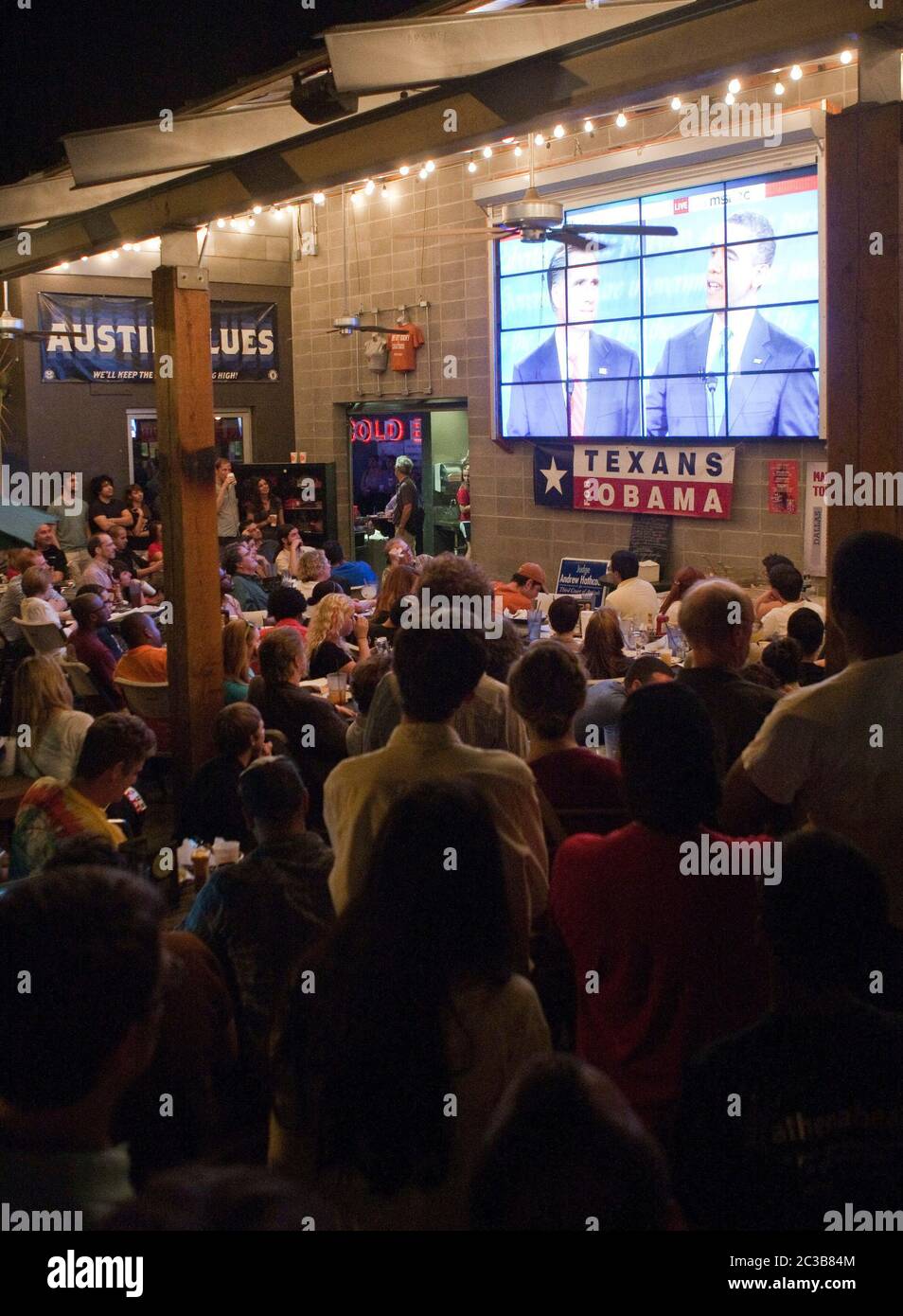 Austin, Texas, USA, 3. Oktober 2012: Große Gruppe besucht eine Beobachtungsparty für die erste Mitt Romney/Barack Obama Präsidentschaftsdebatte im Fernsehen aus einem Restaurant in der Nähe des Campus der University of Teas. ©MKC / Daemmrich Photos Stockfoto