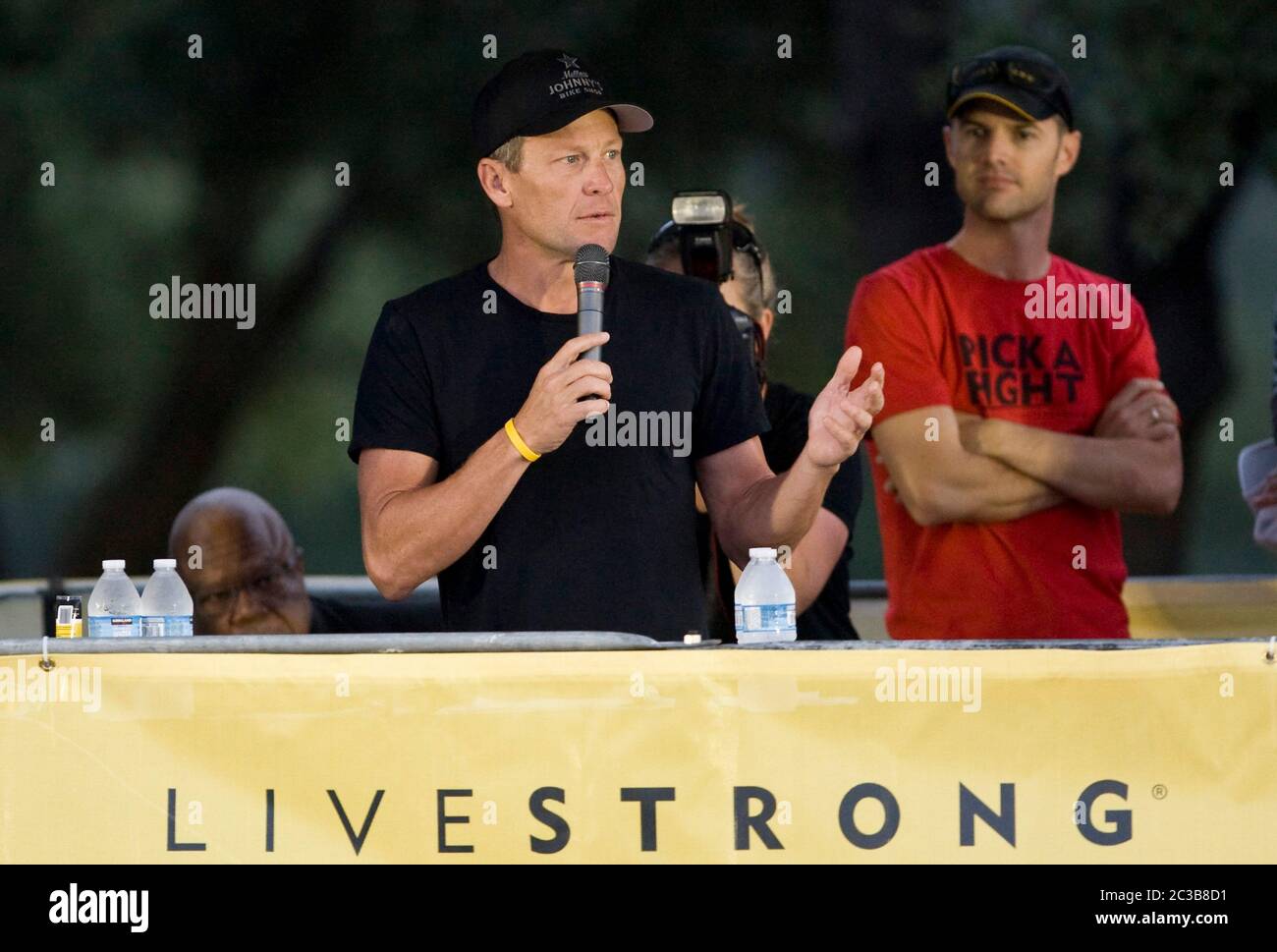 Austin, Texas, USA, 21. Oktober 2012: Lance Armstrong spricht vor der jährlichen Fahrt der LIVESTRONG Foundation für die Rosen vor der Menge von Radfahrern. Armstrong trat letzte Woche als Vorsitzender der Stiftung zurück, nachdem Armstrong seine Tour-de-France-Titel von der US Anti-Doping Agentur gestrichen wurde © MKC/Daemmrich Photos Stockfoto