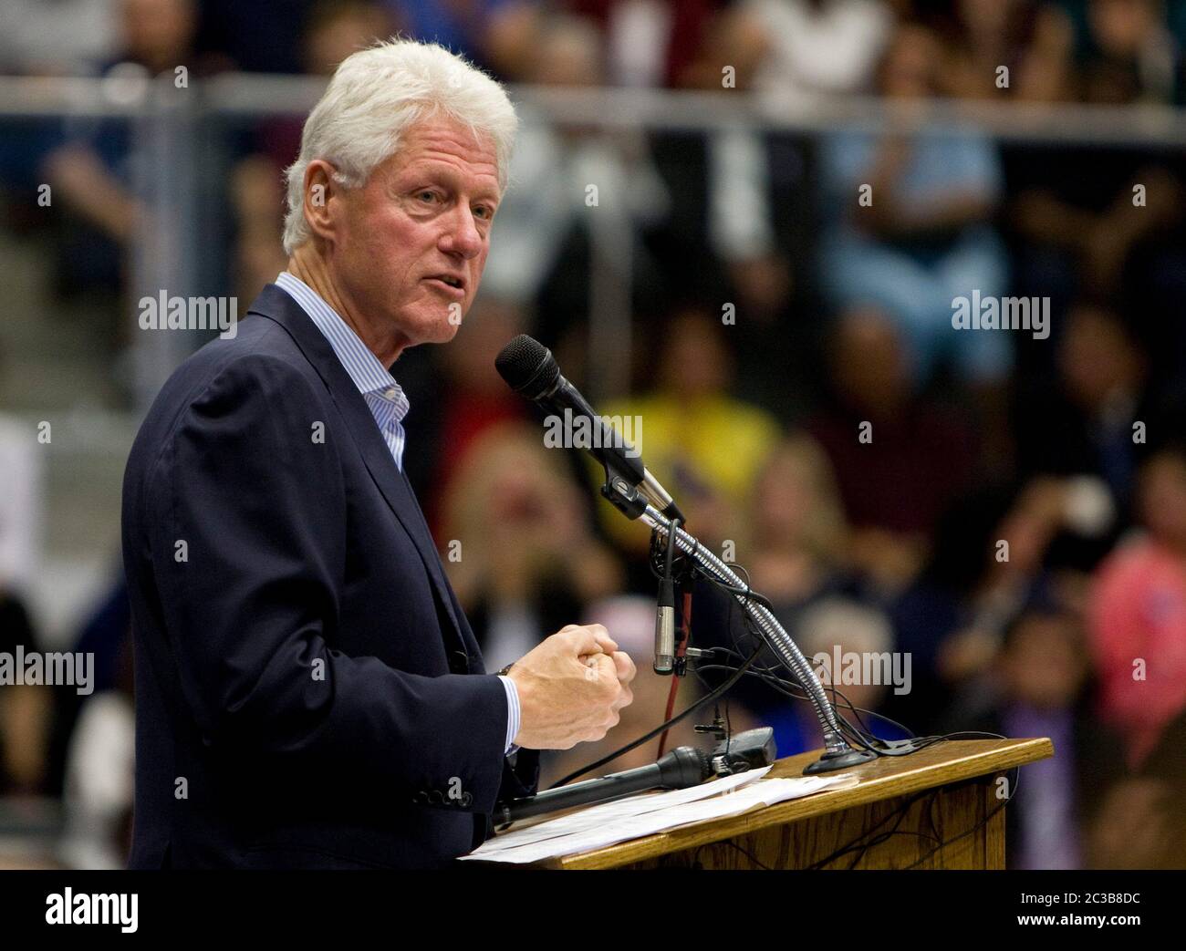 San Antonio, Texas, USA, Oktober 25 2012: Der ehemalige Präsident Bill Clinton spricht auf einer demokratischen Kundgebung, bei der er die Teilnehmer ermutigte, die Menschenmassen an den Wahllokalen am Wahltag zu vermeiden, indem er während der frühen Wahlperiode in Texas ihre Stimmzettel abgab. ©MKC / Daemmrich Photos Stockfoto