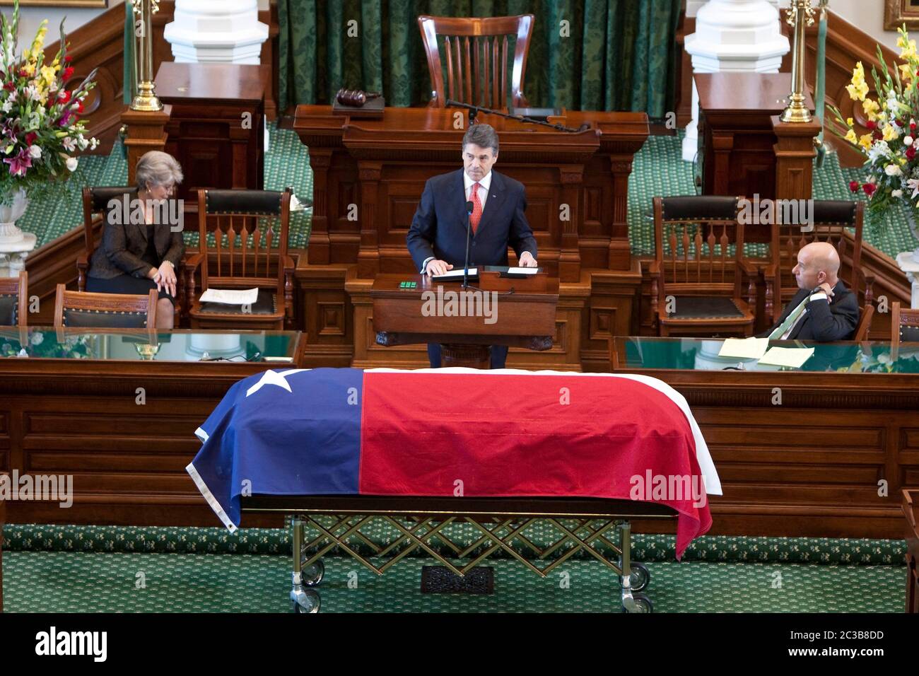 Austin Texas, USA, 19. Oktober 2012: Senator Mario Gallegos Leiche liegt im Bundesstaat, während Gouverneur Rick Perry bei seiner Gedenkfeier im Senatskammer spricht. Gallegos starb Anfang des Monats an Komplikationen einer Lebererkrankung. ©MKC / Daemmrich Photos Stockfoto