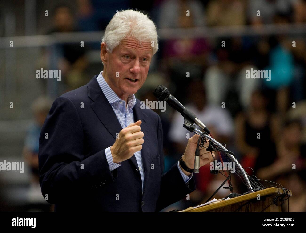 San Antonio, Texas, USA, Oktober 25 2012: Der ehemalige Präsident Bill Clinton spricht auf einer demokratischen Kundgebung, bei der er die Teilnehmer ermutigte, die Menschenmassen an den Wahllokalen am Wahltag zu vermeiden, indem er während der frühen Wahlperiode in Texas ihre Stimmzettel abgab. ©MKC / Daemmrich Photos Stockfoto