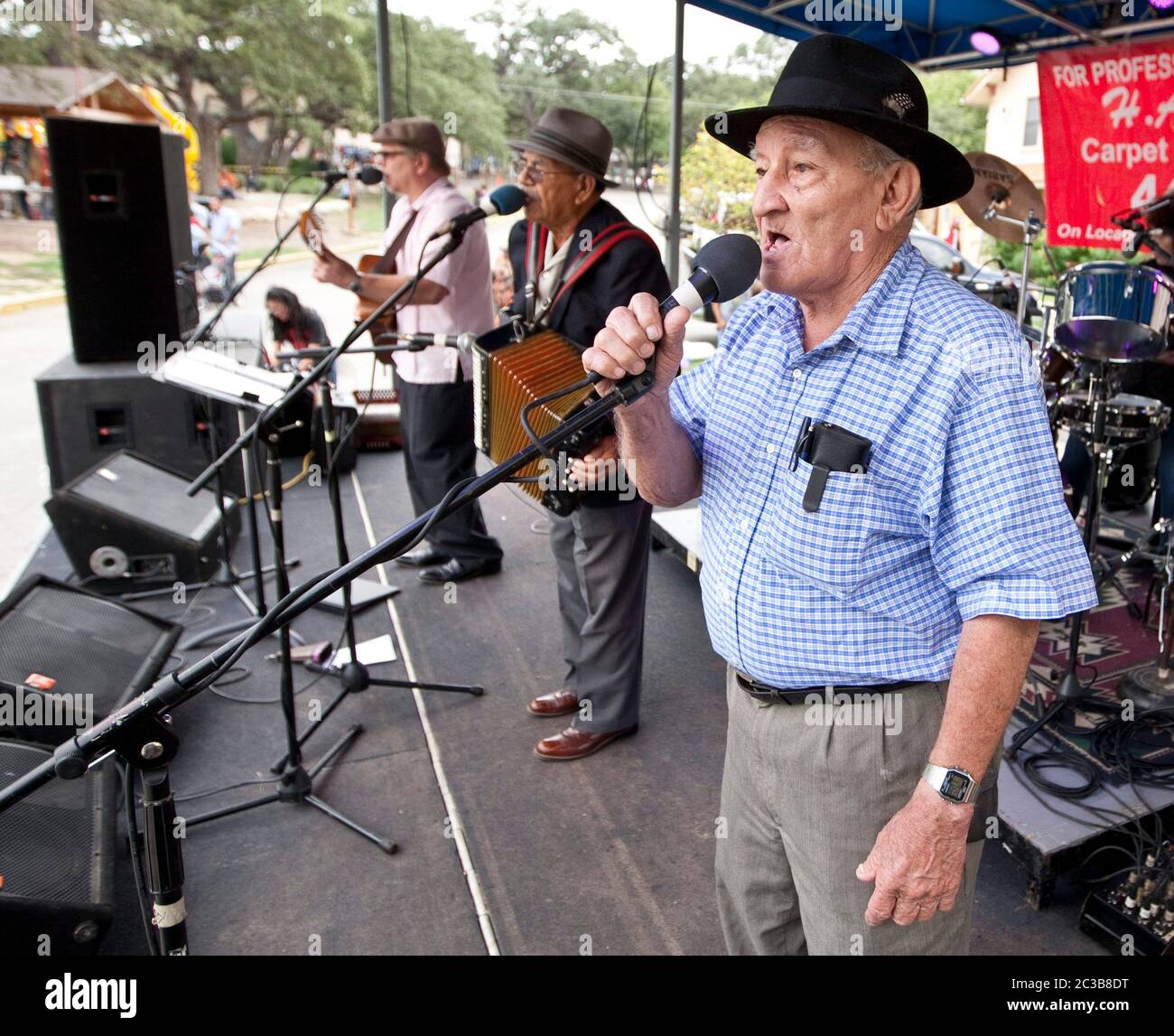 Austin, Texas, USA, 6. Oktober 2012: Tejano-ähnliche Musikgruppe mit jungen, weißen Männern und älteren älteren mexikanischen Senioren tritt auf einem Kirchenfestival in ©MKC / Daemmrich Photos auf Stockfoto