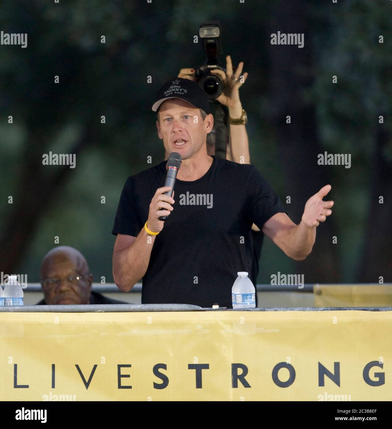 Austin, Texas, USA, 21. Oktober 2012: Lance Armstrong spricht vor der jährlichen Fahrt der LIVESTRONG Foundation für die Rosen vor der Menge von Radfahrern. Armstrong trat letzte Woche als Vorsitzender der Stiftung zurück, nachdem Armstrong seine Tour-de-France-Titel von der US Anti-Doping Agentur gestrichen wurde © MKC/Daemmrich Photos Stockfoto