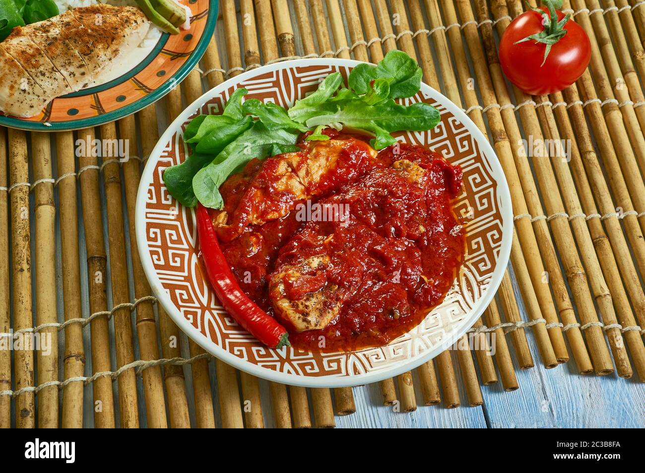 Gegrilltes Huhn und Tomate – Rote Chilisalsa Stockfoto