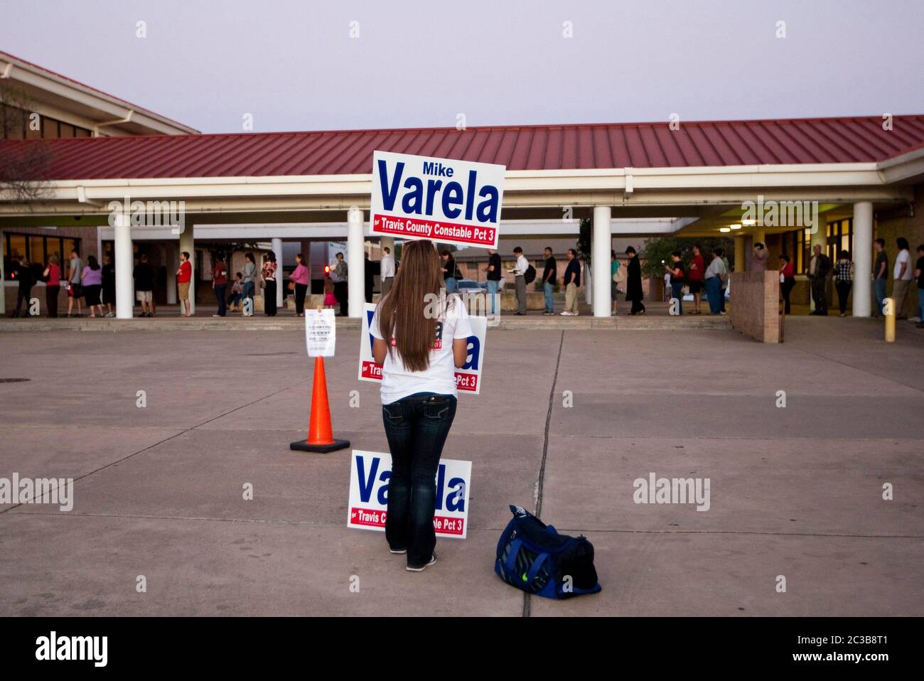 Austin, Texas, USA, 6. November 2012: Freiwillige im Wahlkampf hält an einem Wahlort in Travis County Schilder für ihren Kandidaten kurz hinter der Markierung. Das Staatsgesetz verbietet Wahlkampf in einem Abstand von weniger als 100 m vom Eingang zu einem Wahlplatz. ©MKC / Daemmrich Photos Stockfoto