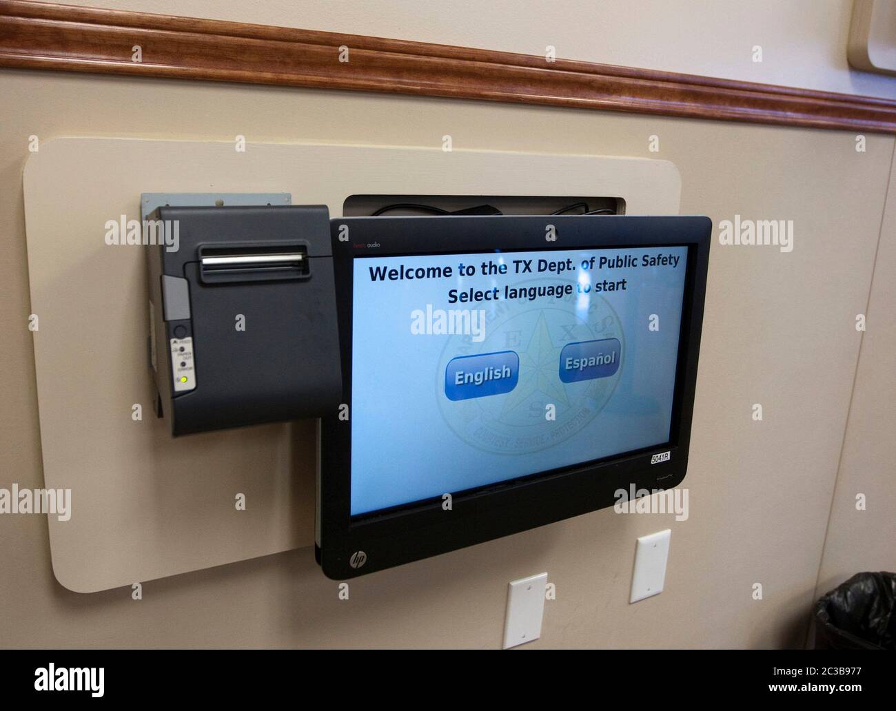 Pflugerville, Texas, USA, Oktober 2012: Mobile Queue Management System ist bereit, Kunden für Termine im neuen Texas Department of Public Safety's Driver's Licence MEGA Center einzuchecken. Das QLess-Technologiesystem ermöglicht es Kunden, online oder telefonisch einer virtuellen Leitung beizutreten, sodass DPS-Mitarbeiter ihre Kunden schneller und effektiver bedienen können. ©MKC / Daemmrich Photos Stockfoto