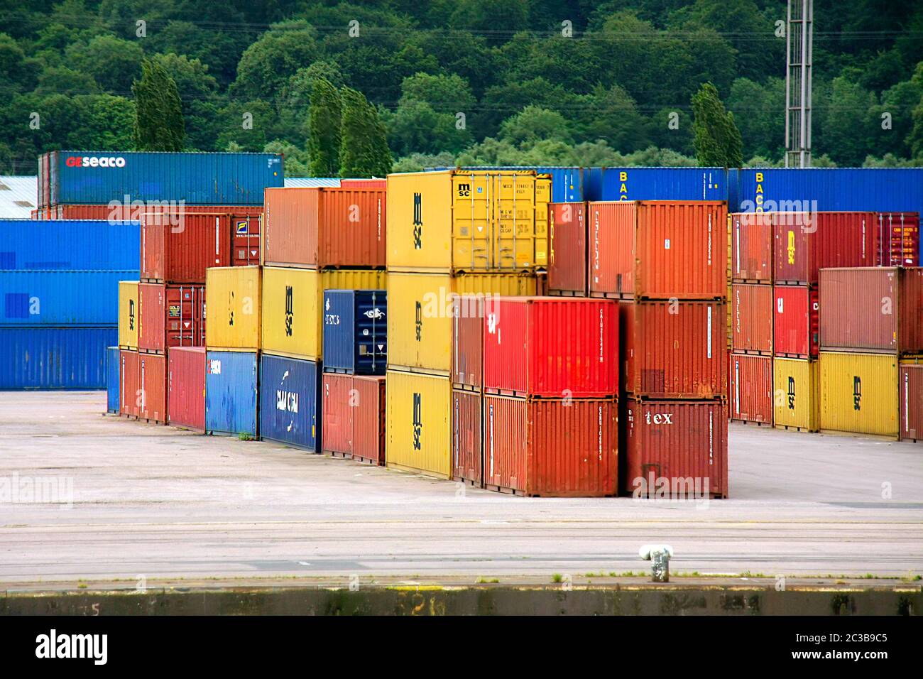 Container-Stapel für die Verpackung von Waren für Morgen Import und Export, Versand Container, Stockfoto