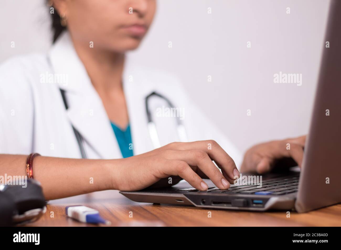 Nahaufnahme der Arzt Hände beschäftigt in der Arbeit auf Laptop - Online-Chat, telemedizinische oder tele Beratung mit Patienten auf dem Computer während Coronavirus oder covid Stockfoto