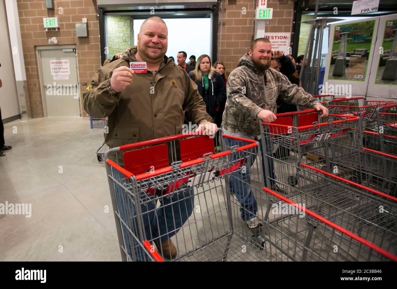 Cedar Park Texas, USA, November 22 2013: Der Kunde legt seine Mitgliedskarte vor, wenn er den neu eröffneten Costco Warehouse Club in einem schnell wachsenden Vorort von Austin betritt. ©Marjorie Kamys Cotera/Daemmrich Photography Stockfoto