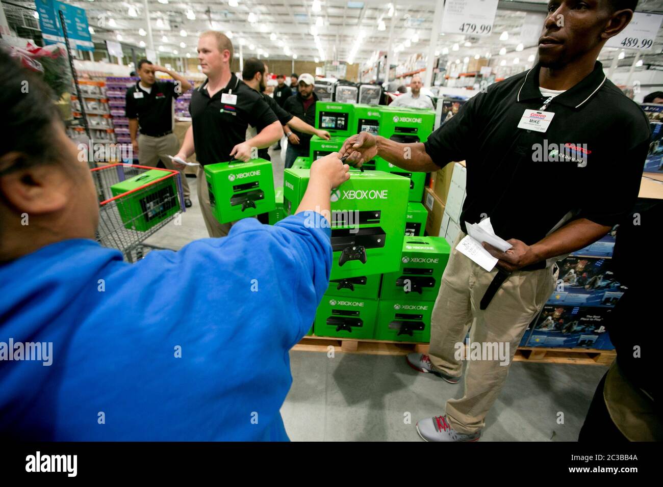 Cedar Park Texas, USA, November 22 2013: Verbraucher profitieren von niedrigen Preisen für die beliebte Spielekonsole Xbox One, die als Werbeaktion angeboten wird, um Käufer zur Eröffnung eines neuen Lagerhausclubs in Costco in einem schnell wachsenden Vorort von Austin anzuziehen. ©Marjorie Kamys Cotera/Daemmrich Photography Stockfoto