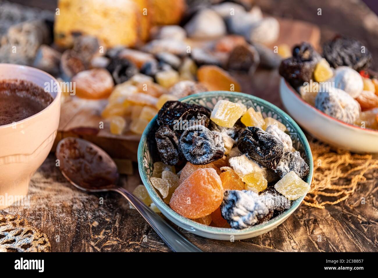 Nüsse mit Zucker und Kakao in der Tasse, um viele Kalorien zu essen  Stockfotografie - Alamy