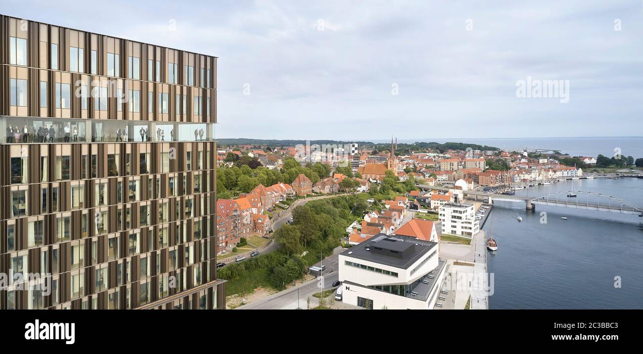 Alsik Fassade mit Aussichtsplattform, die nach Süden über die Stadt in Richtung Flensborg Fjord blickt. Hotel Alsik, Sønderborg, Dänemark. Architekt: Henning Larsen, 201 Stockfoto