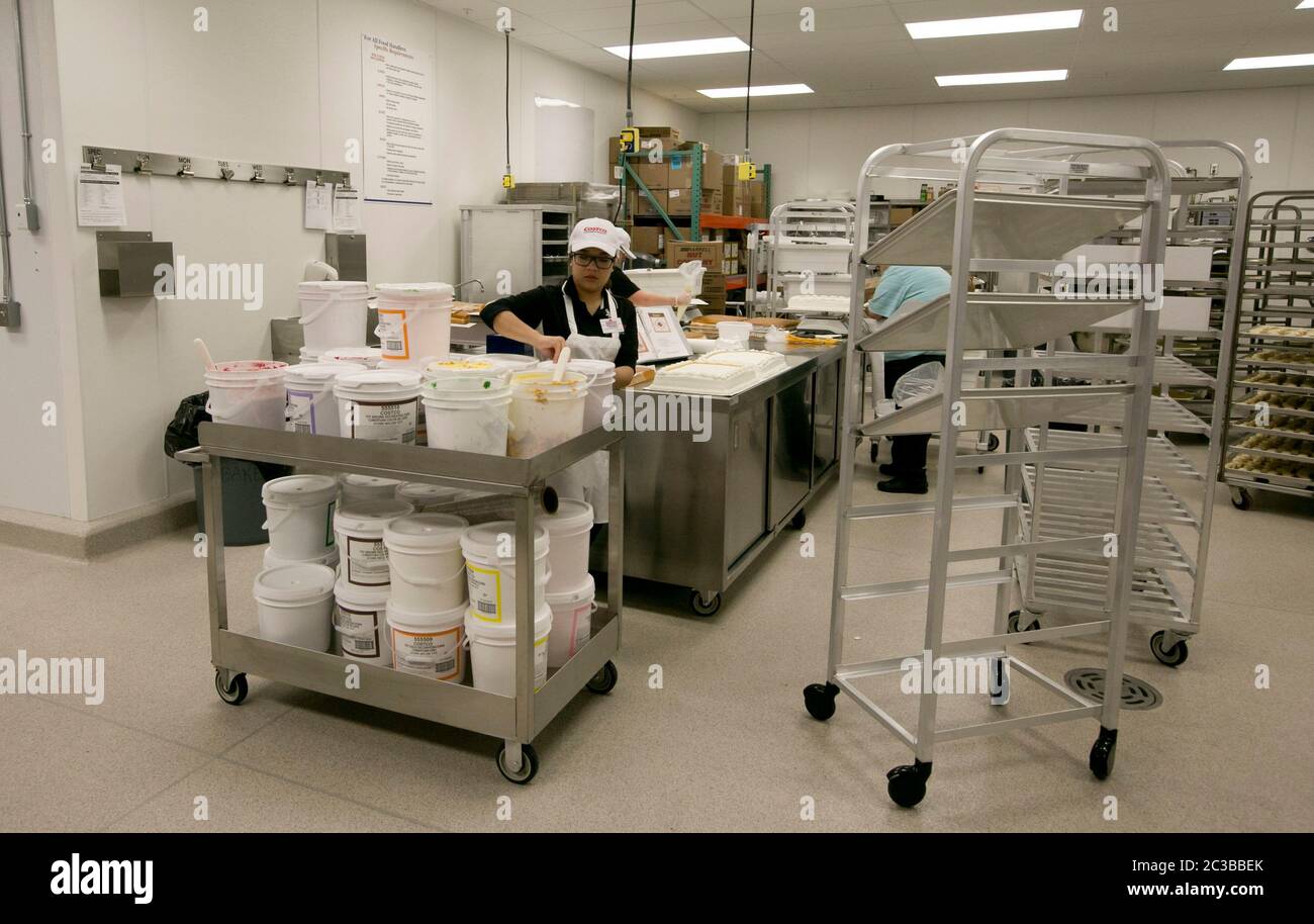 Cedar Park Texas, USA, November 22 2013: Mitarbeiter arbeiten in der hauseigenen Bäckerei des neu eröffneten Costco Warehouse Clubs in einem schnell wachsenden Vorort Austin. ©Marjorie Kamys Cotera/Daemmrich Photography Stockfoto