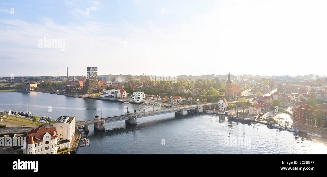 Luftaufnahme von Süden mit King Christian Bridge. Hotel Alsik, Sønderborg, Dänemark. Architekt: Henning Larsen, 2019. Stockfoto