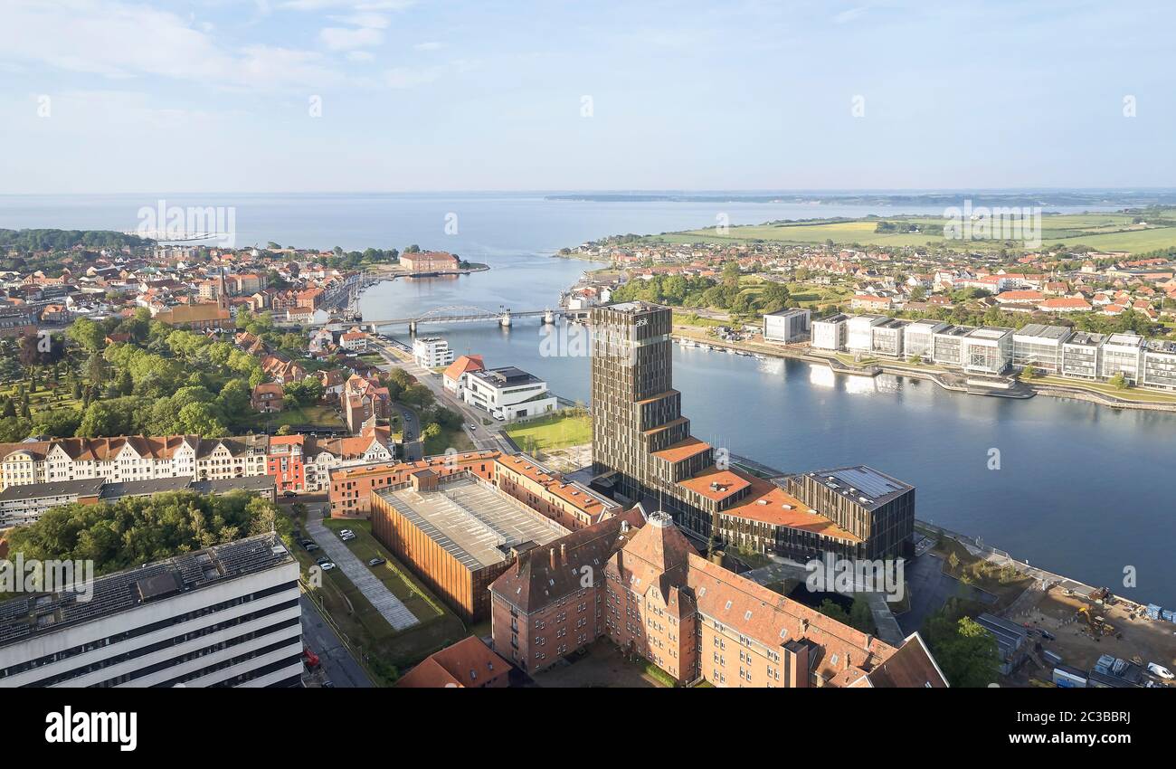 Luftaufnahme des Hotels, der Stadt und des Flensborgfjords. Hotel Alsik, Sønderborg, Dänemark. Architekt: Henning Larsen, 2019. Stockfoto