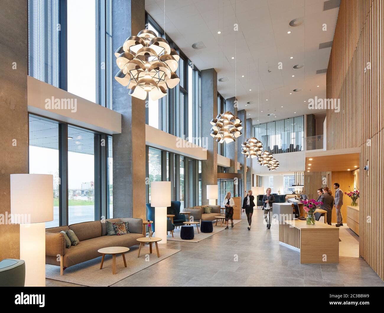 Ankunfts- und Rezeptionsbereich. Hotel Alsik, Sønderborg, Dänemark. Architekt: Henning Larsen, 2019. Stockfoto
