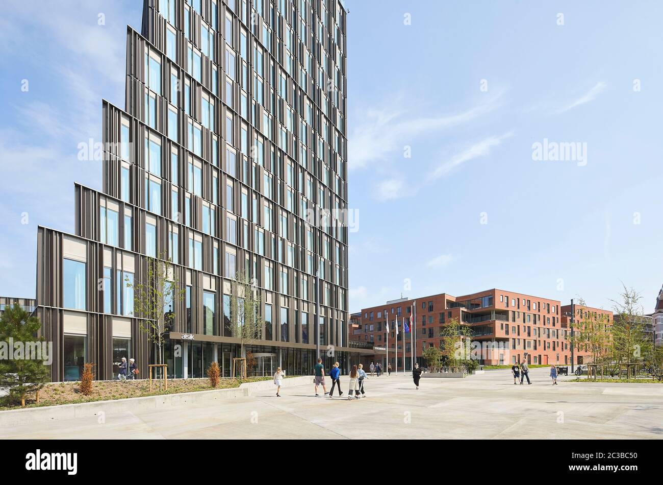 Gebäude Fassade kontrastierenden Kontext. Hotel Alsik, Sønderborg, Dänemark. Architekt: Henning Larsen, 2019. Stockfoto