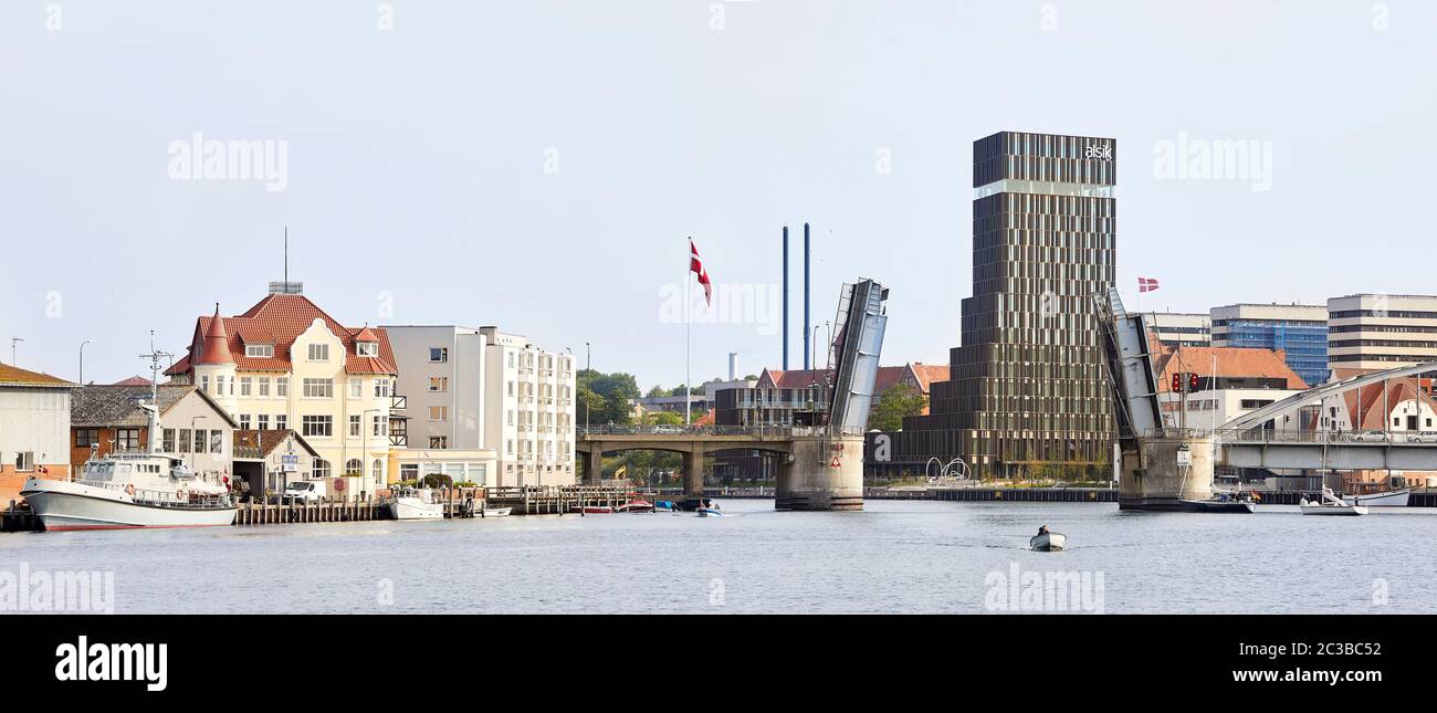 Blick über Alssund mit der Brücke King Christian X. Hotel Alsik, Sønderborg, Dänemark. Architekt: Henning Larsen, 2019. Stockfoto