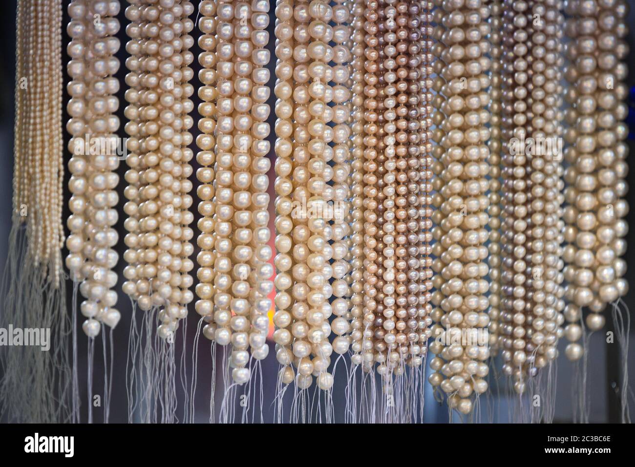 Strings von Perlen aus natürlichen Süßwasserperlen auf dem Markt in der Nähe von Yu Garden, Shanghai, China Stockfoto