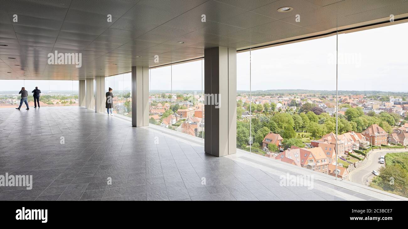 Blick von verglaster Aussichtsplattform in Richtung Umgebung. Hotel Alsik, Sønderborg, Dänemark. Architekt: Henning Larsen, 2019. Stockfoto