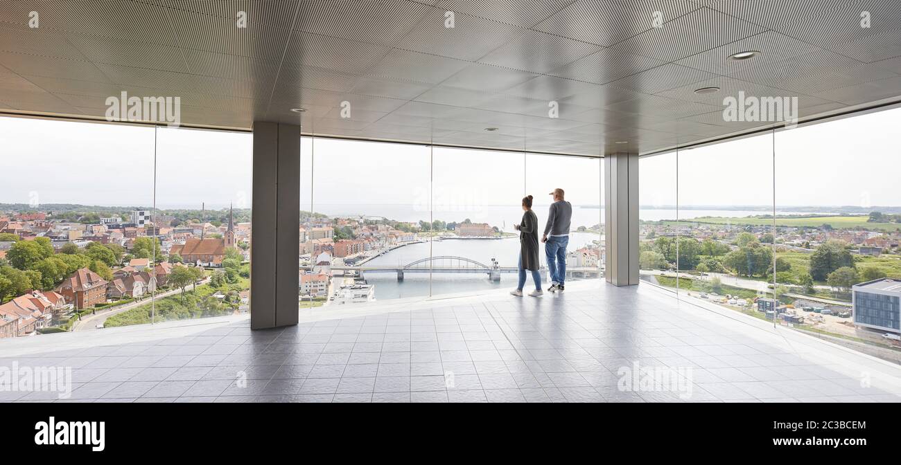 Blick von verglaster Aussichtsplattform nach Süden. Hotel Alsik, Sønderborg, Dänemark. Architekt: Henning Larsen, 2019. Stockfoto