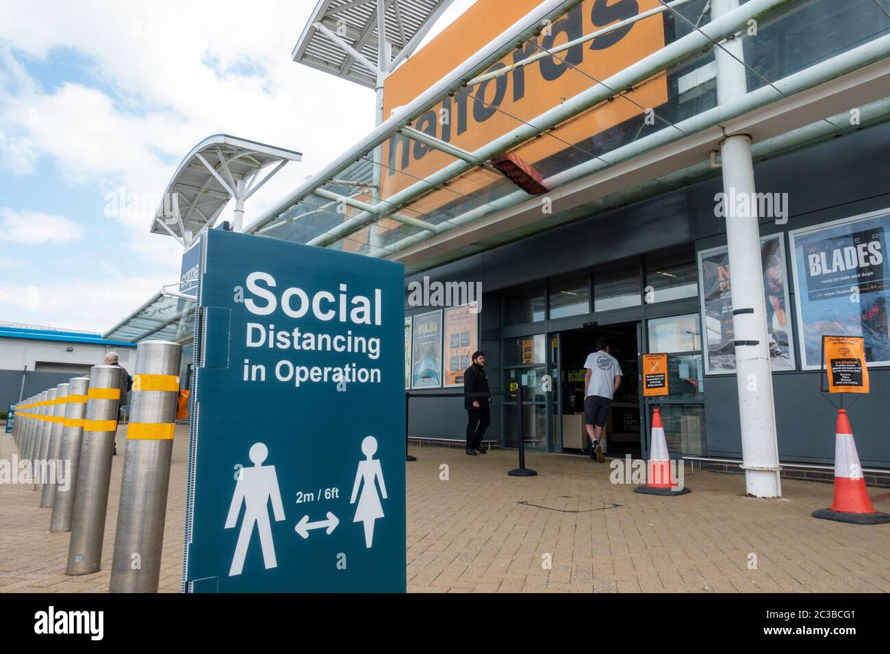 Edinburgh, Schottland, Großbritannien. Juni 2020. 19 Mehrere Geschäfte im Straiton Retail Park außerhalb von Edinburgh haben eröffnet. Beschilderung Warnung Kunden zu halten 2 m soziale Distanzierung wird außerhalb und innerhalb der Geschäfte positioniert. Halfords ist offen mit strengen Regeln für die Einreise. Iain Masterton/Alamy Live News Stockfoto