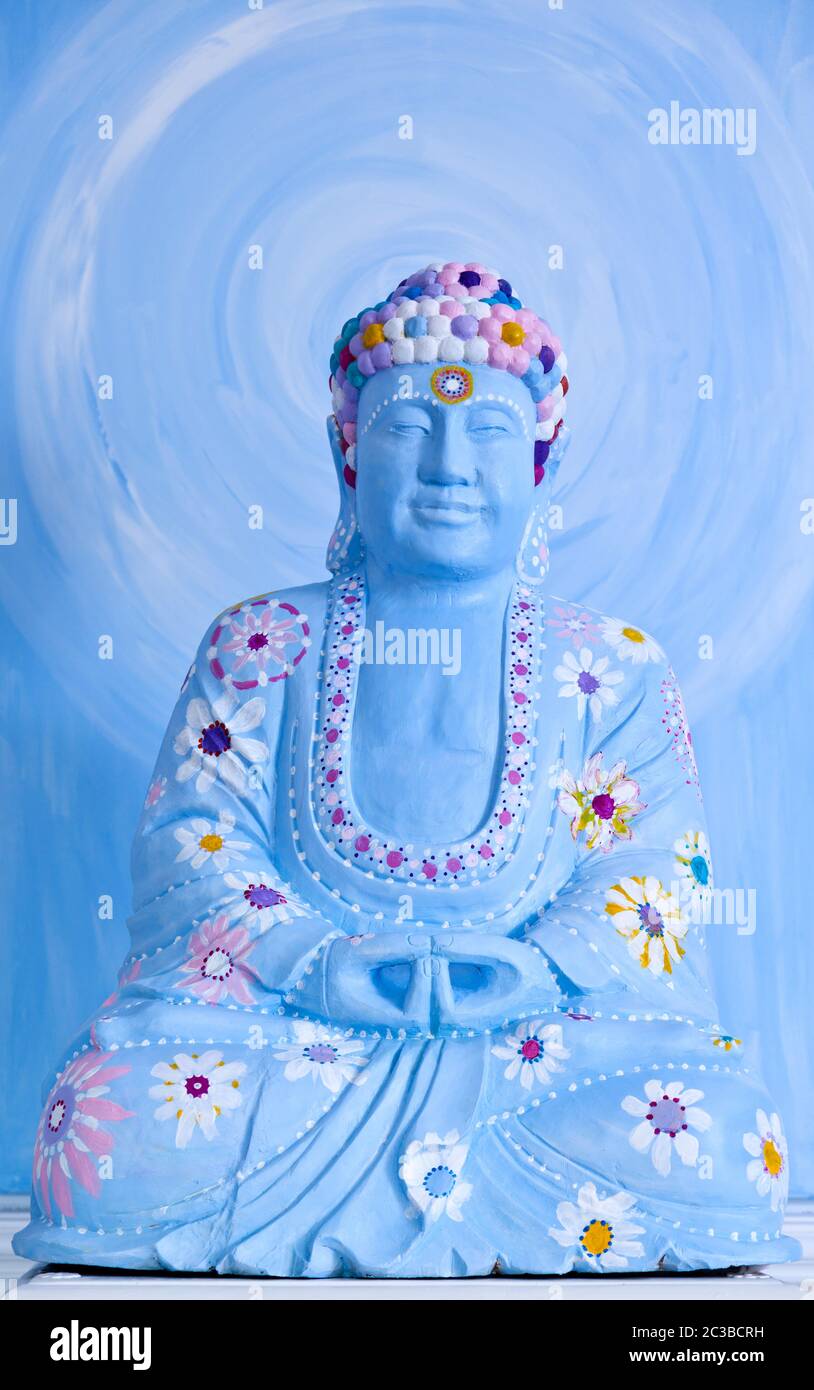 Fröhliche Buddah in Blau mit farbenfroher Dekoration Stockfoto