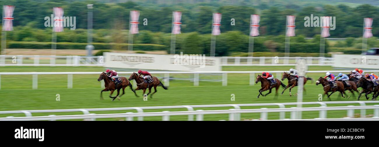 Oisin Murphy auf dem Lir Jet (zweite links) holt Golden Pal und Andrea Atzeni (links) auf der Linie, um die Norfolk Stakes am vierten Tag von Royal Ascot auf der Pferderennbahn Ascot zu gewinnen. Stockfoto
